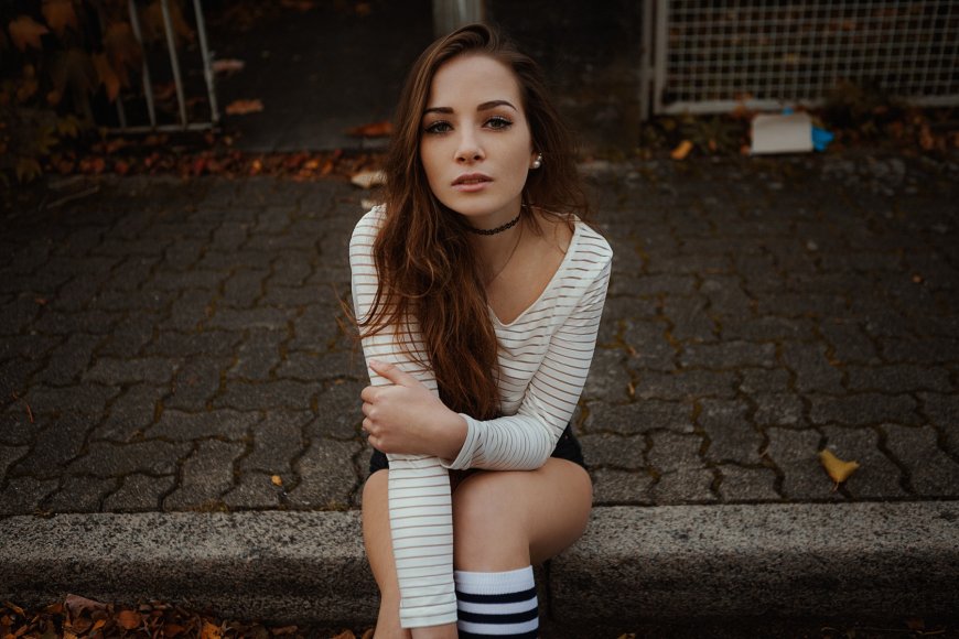 欧美金发毛衣美女桌面壁纸