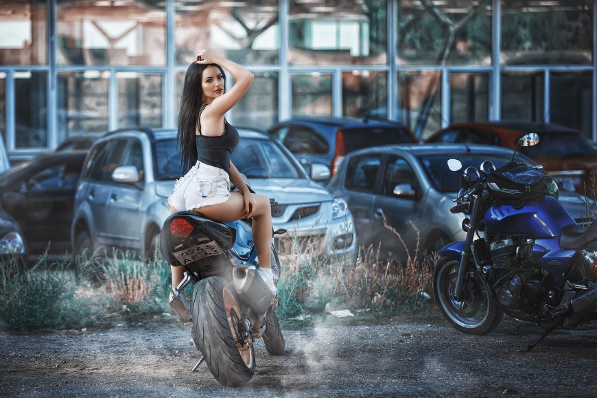骑摩托车的性感美女桌面壁纸