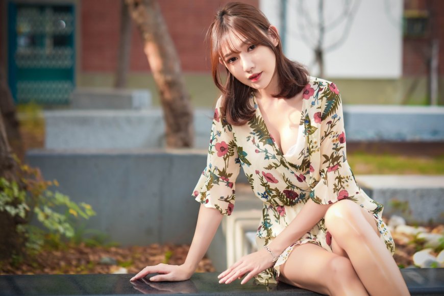 碎花裙美女户外图片壁纸