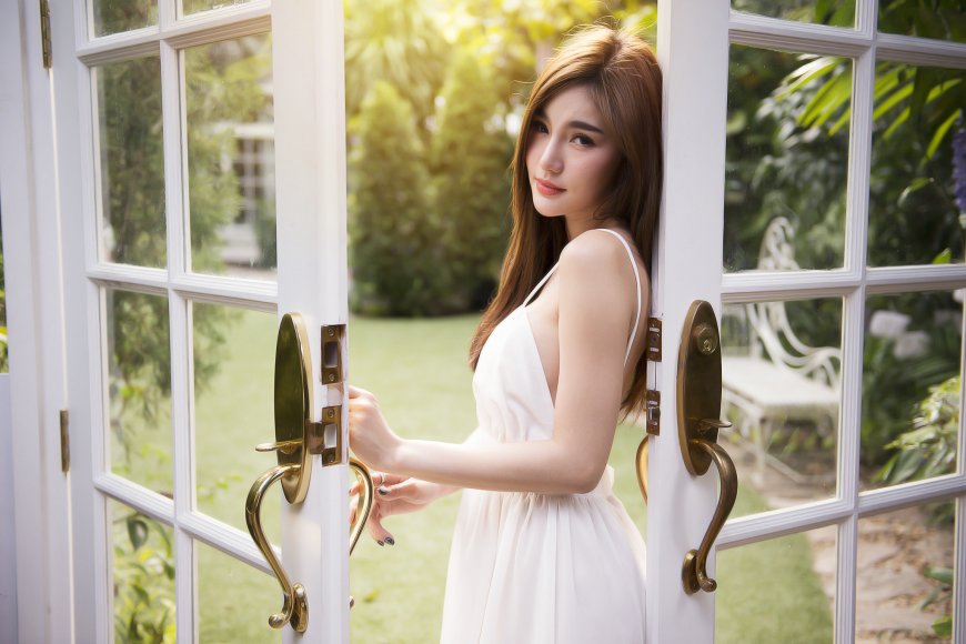 田园长发白裙美女壁纸图片