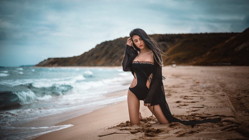 性感黑色泳装美女沙滩图片壁纸