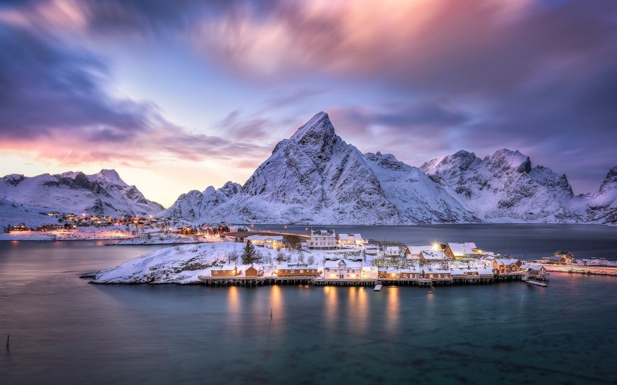 雪山 湖面小镇夜景壁纸