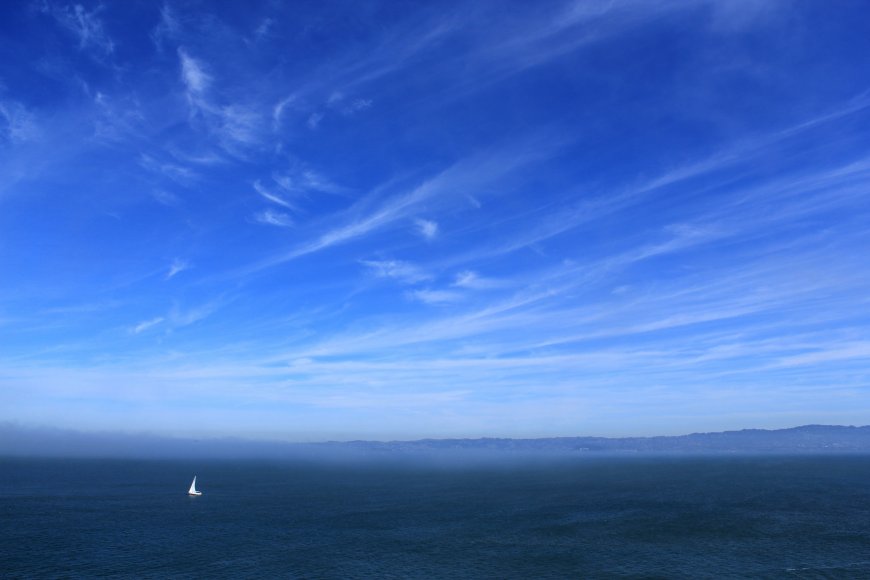 蔚蓝天空 大海 小帆船风景壁纸