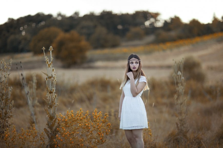 野外的白裙美女图片壁纸