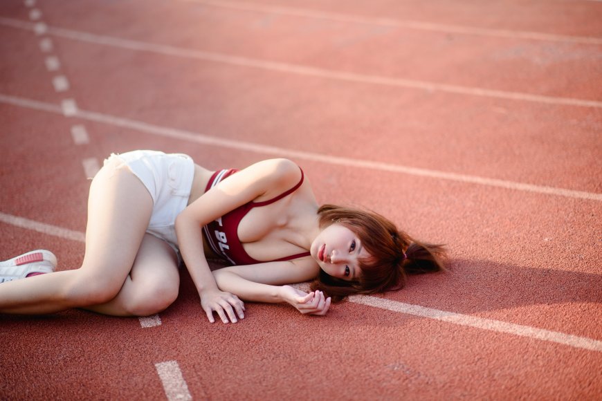 性感美女操场图片壁纸