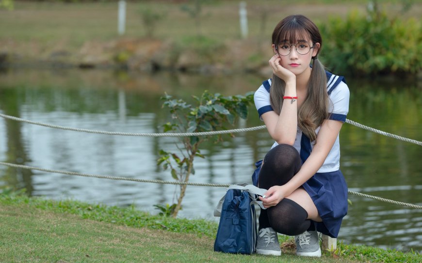 眼镜马尾辫女孩JK制服户外图片壁纸