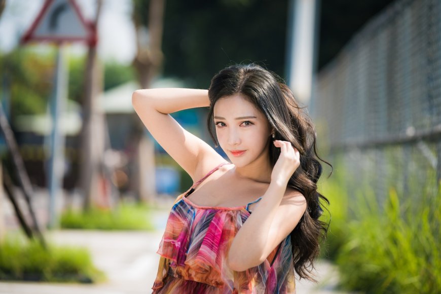 长发吊带裙美女户外图片图片壁纸