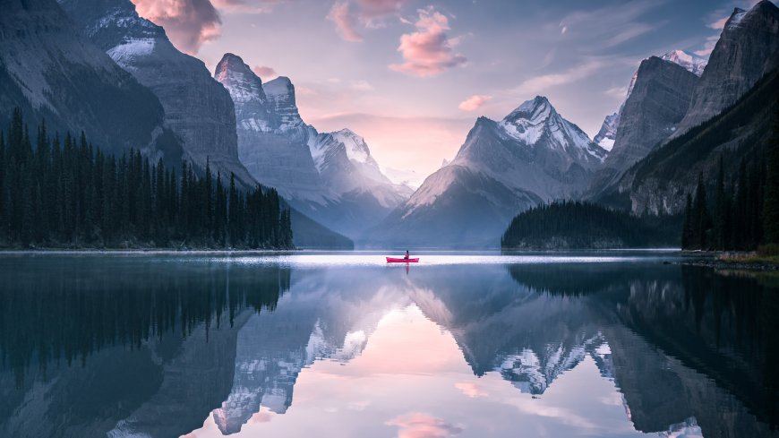 山峰湖泊小船风景壁纸.png