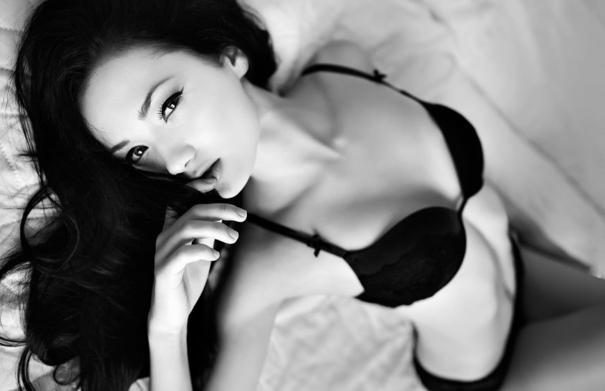 性感黑发美女妩媚图片壁纸