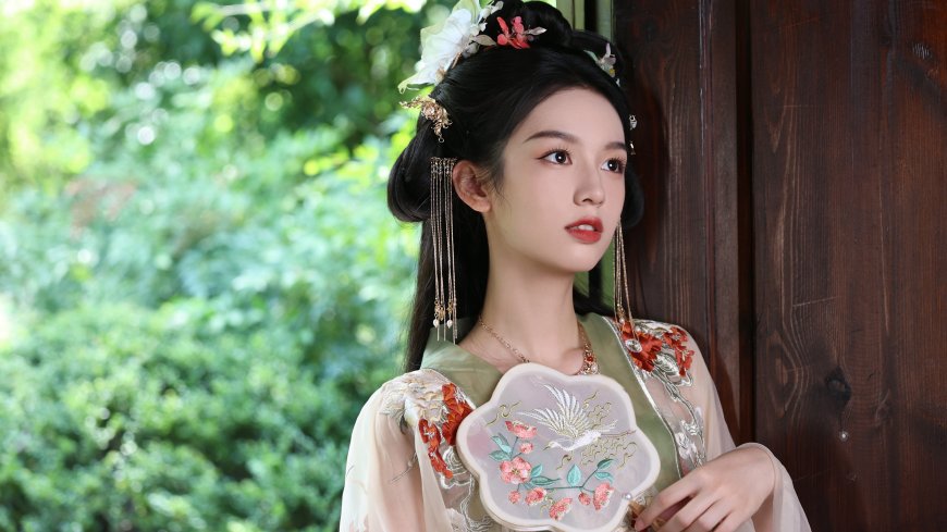 美女周也一袭古装丝绸织花长裙，手拿小扇，化身闺中大小姐，恬静优雅图片 