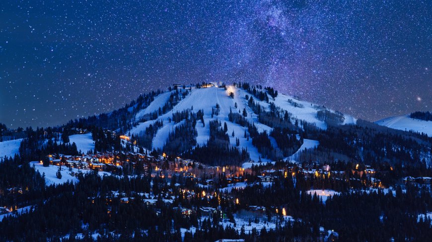 自然风景 夜 天空 山脉 雪 树木 村庄 冬天 星星 4K壁纸