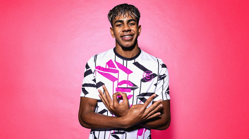 拉明·亚马尔 足球壁纸