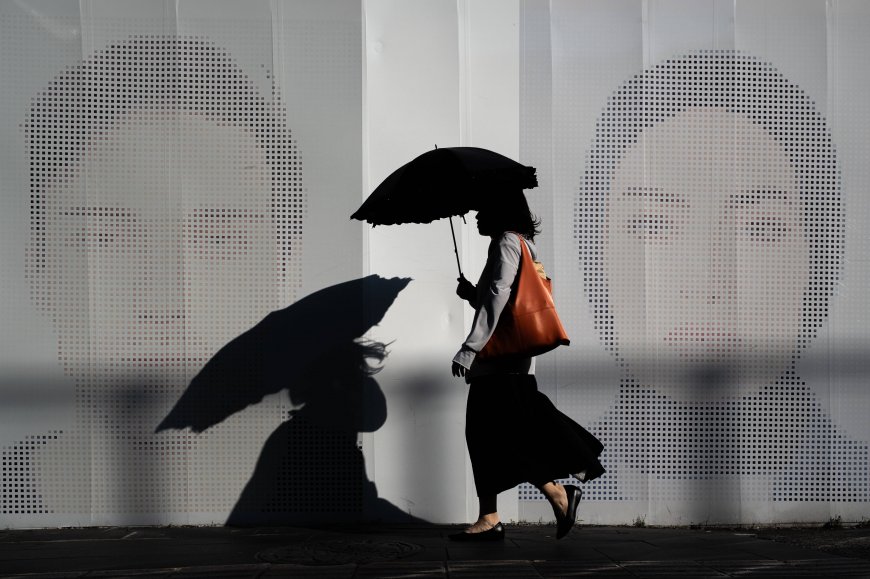 撑伞行人与影子壁纸