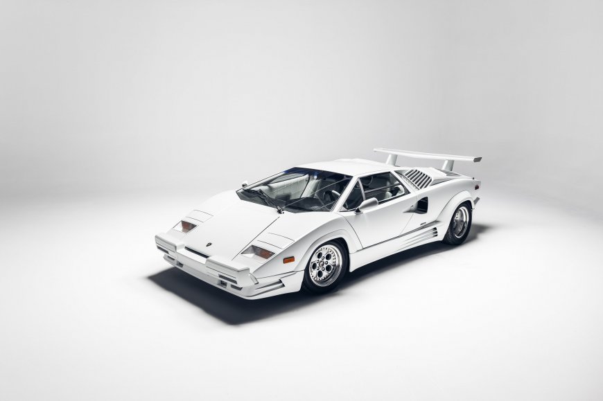 白色兰博基尼超跑 2K 电脑壁纸