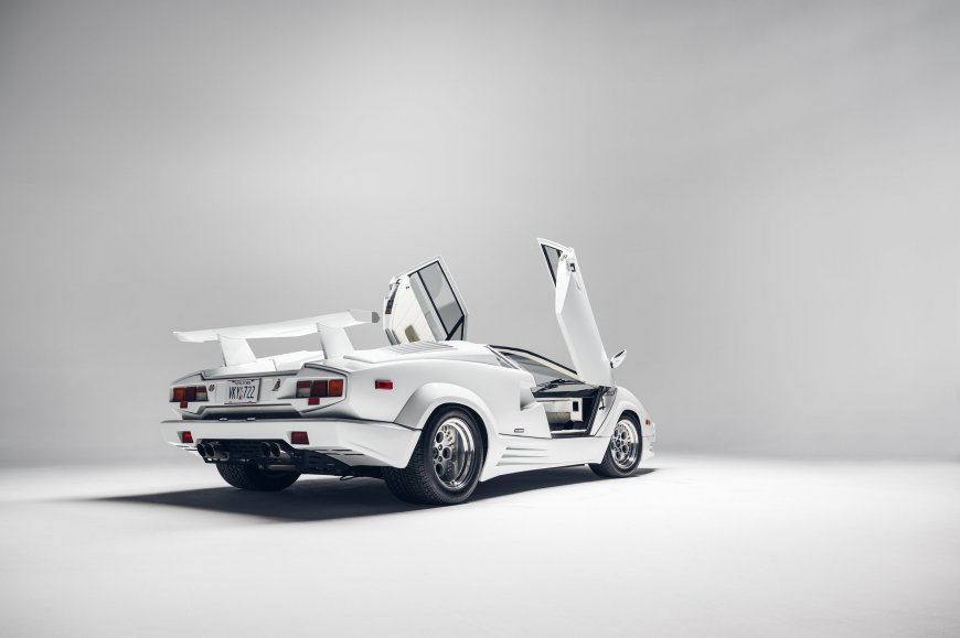 白色兰博基尼剪刀门 2K 电脑壁纸