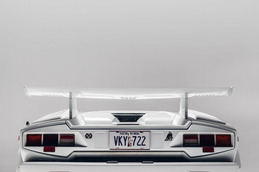 白色兰博基尼超跑尾部 2K 电脑壁纸