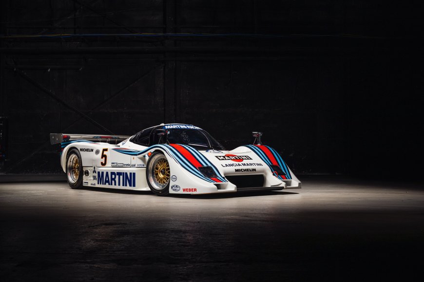 白色赛车 MARTINI 涂装 2K 电脑壁纸