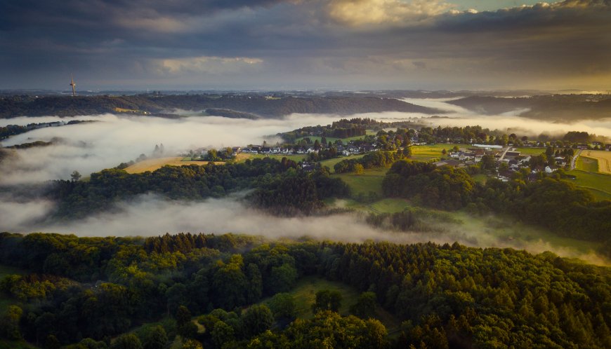 山间云雾村庄风景航拍壁纸