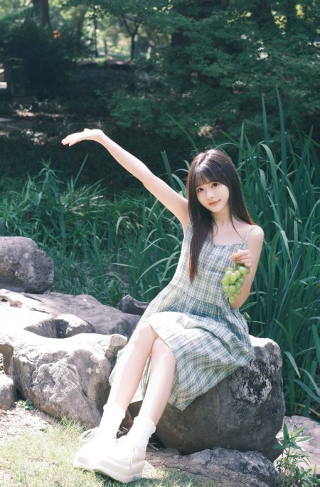 穿格裙拿葡萄女性人像摄影手机壁纸