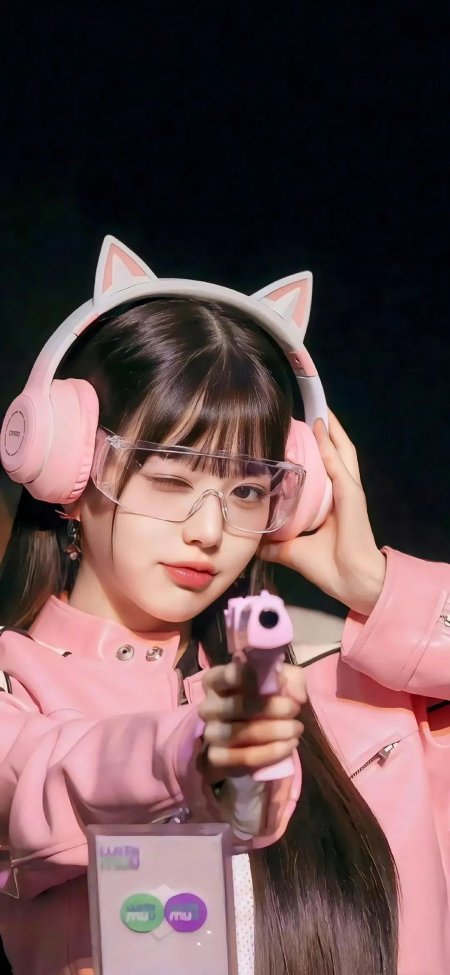 粉色猫耳耳机粉色枪户外人像手机壁纸