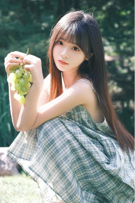 绿格裙绿女孩户外人像手机壁纸