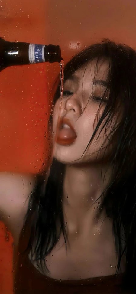 橙墙酒瓶倒水人物创意壁纸