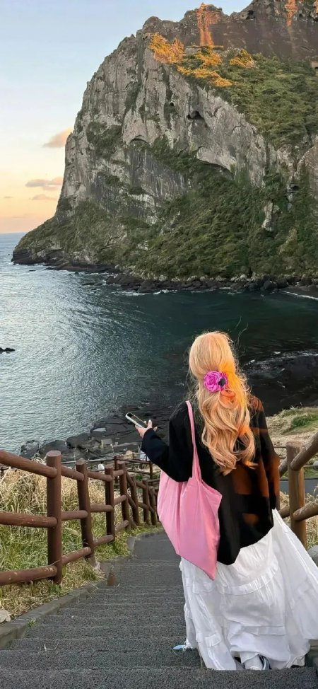 海边山崖步道女性拍照摄影壁纸