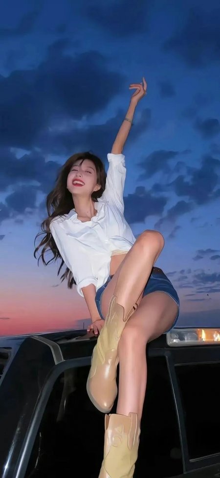 晚霞下汽车顶拍照的时尚女性摄影壁纸