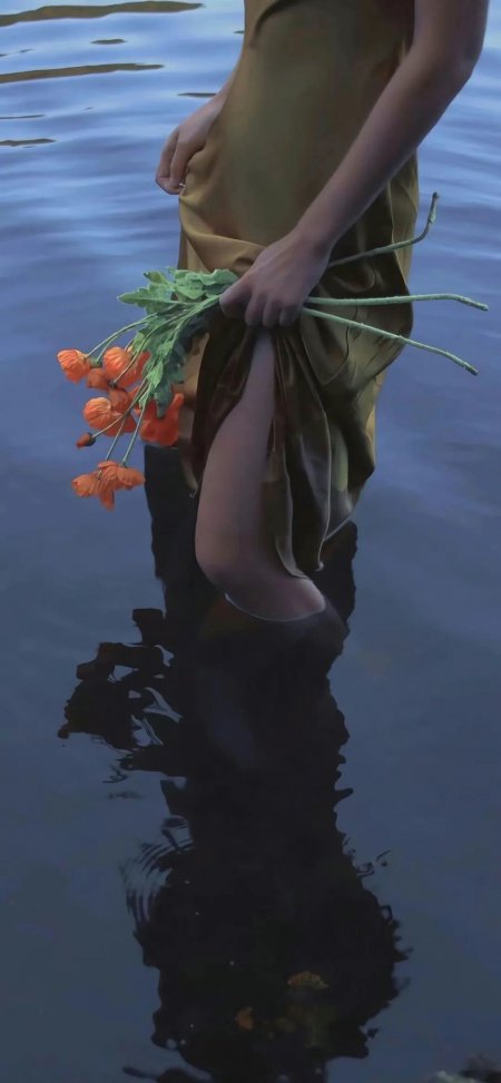 水中人物手持橙花艺术氛围壁纸