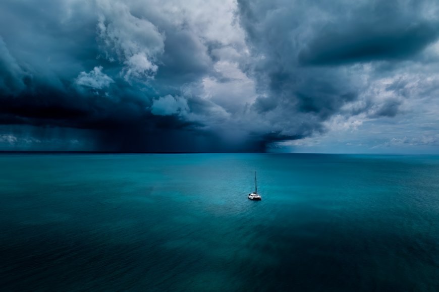 海上暴风雨来临前帆船摄影壁纸