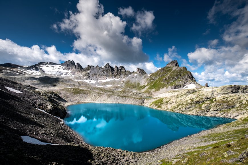 高山蓝湖自然风景电脑壁纸