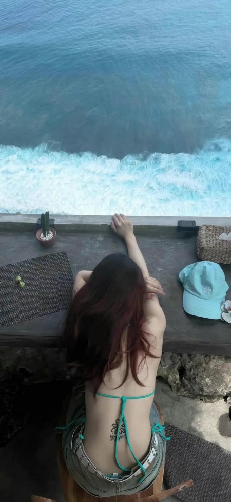 海边观景台人物背影风手机壁纸