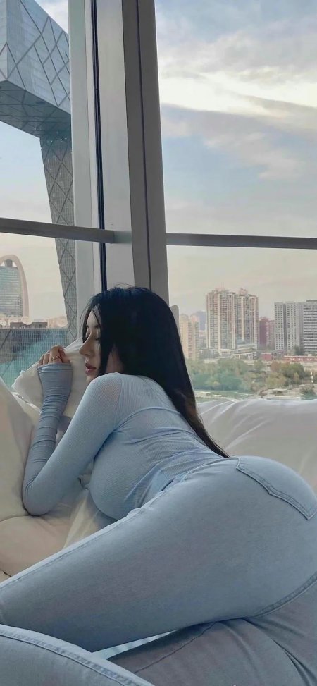 室内女性城市景观背景风手机壁纸