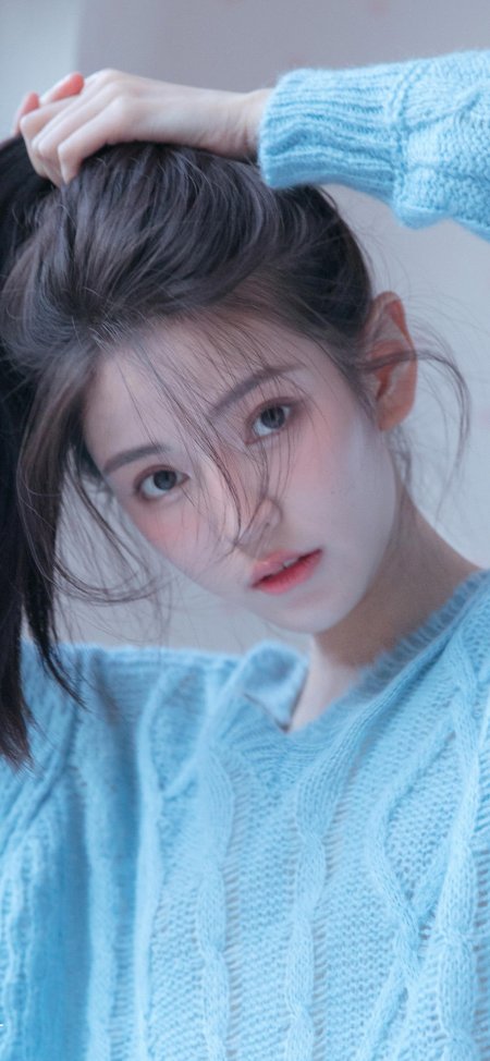蓝毛衣少女清新氛围感手机壁纸