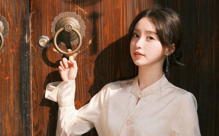 中式木门古风少女电脑壁纸
