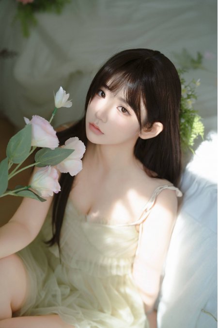 手持鲜花少女清新写真手机壁纸