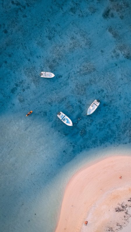 海边船只航拍风景手机壁纸