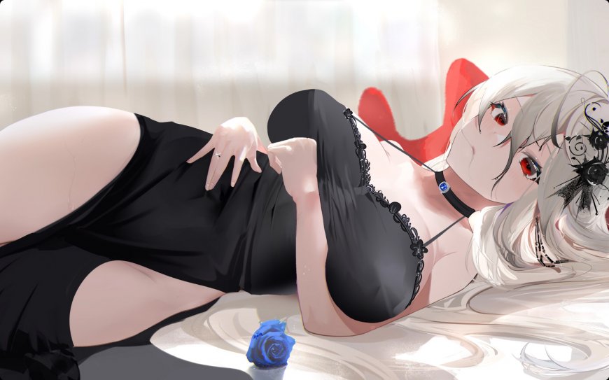 魅惑银发少女黑裙躺卧场景插画