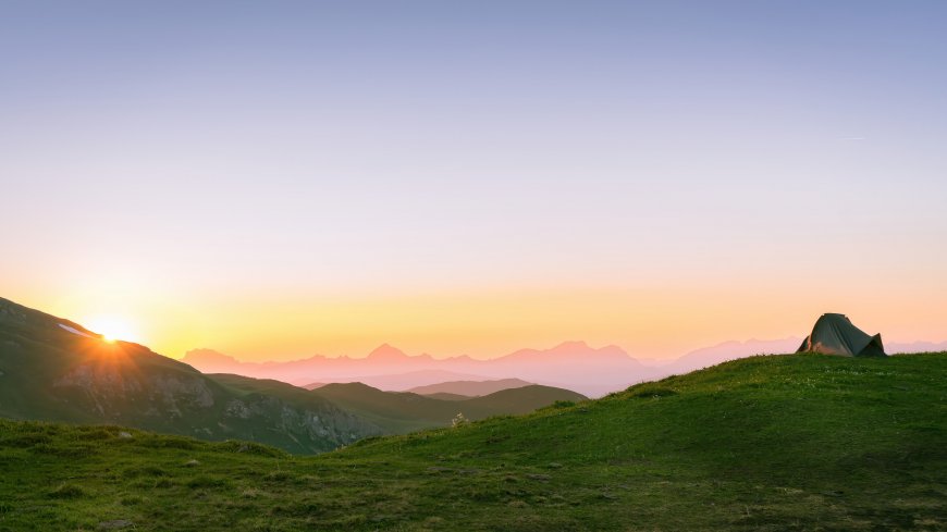 山顶帐篷日落 4K 户外风景电脑壁纸