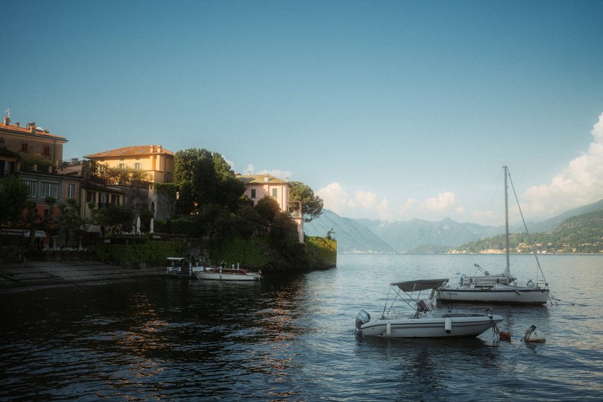 湖畔小镇游船 4K 人文风景电脑壁纸