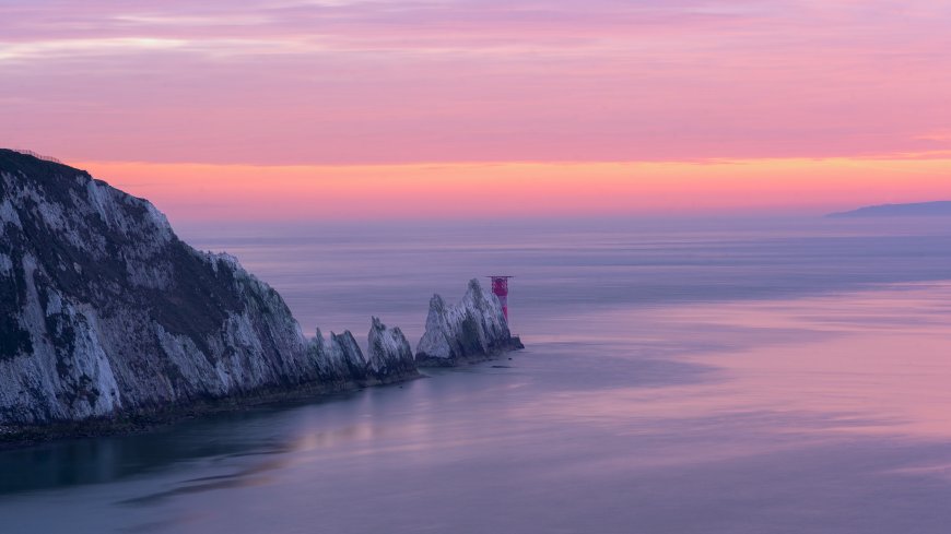粉紫悬崖灯塔 6K 海岸风景电脑壁纸