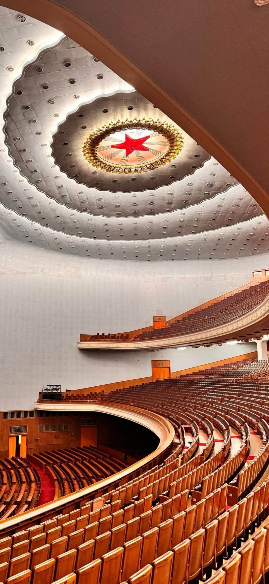 剧院红色五角星顶豪华座椅空间感手机壁纸