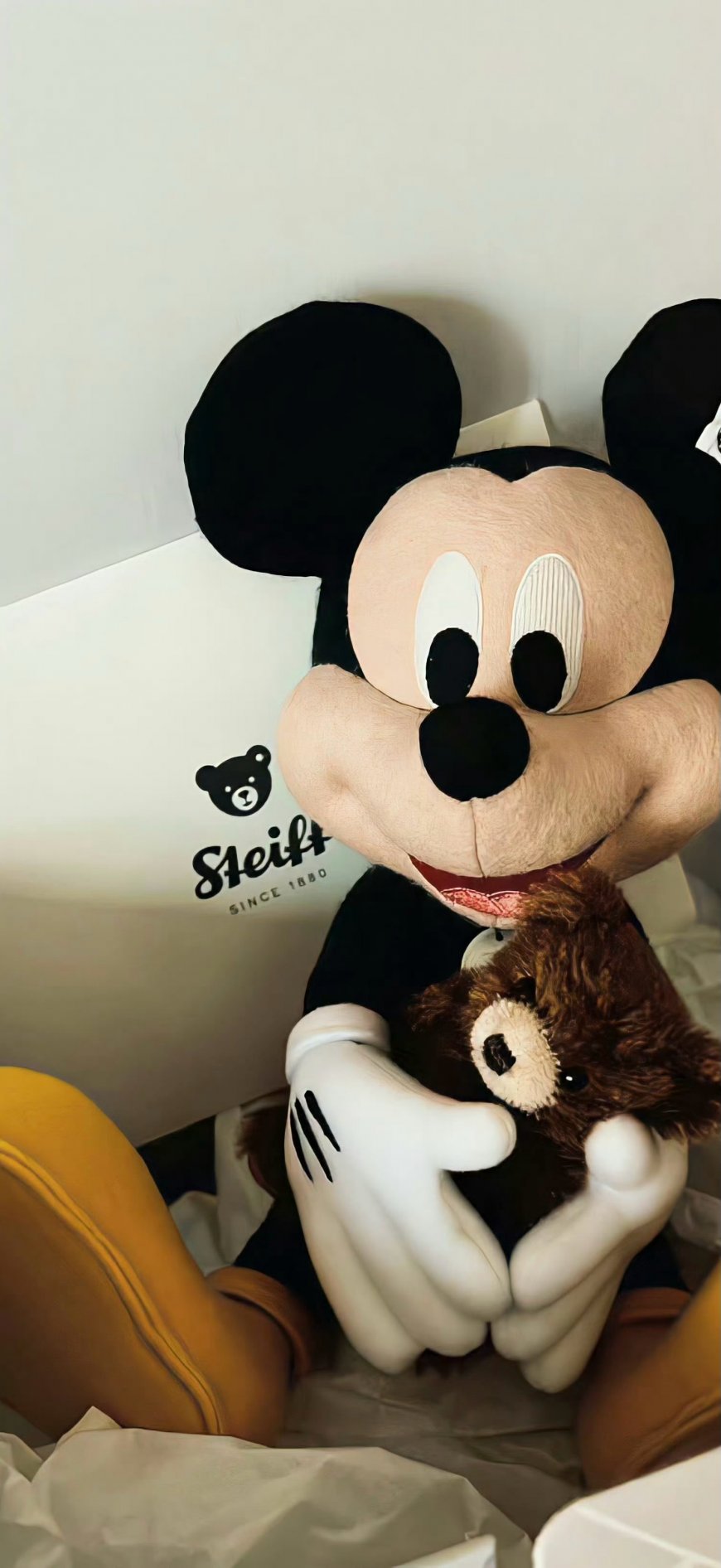 Steiff 米奇抱小熊毛绒玩偶温馨手机壁纸