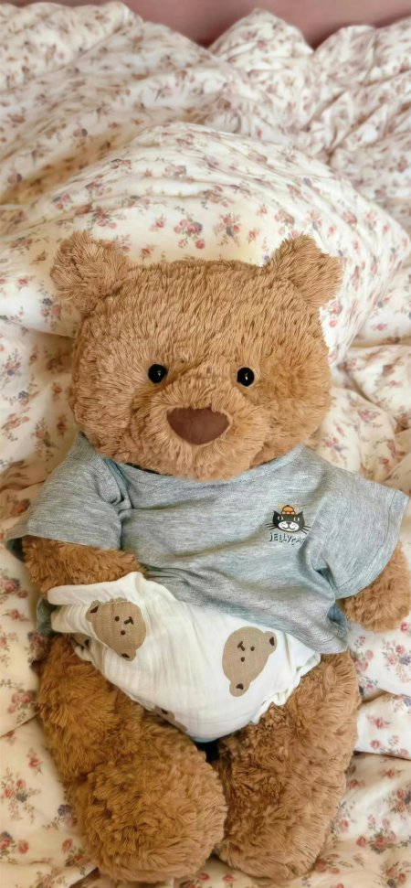 穿衣棕熊玩偶碎花背景软萌风手机壁纸