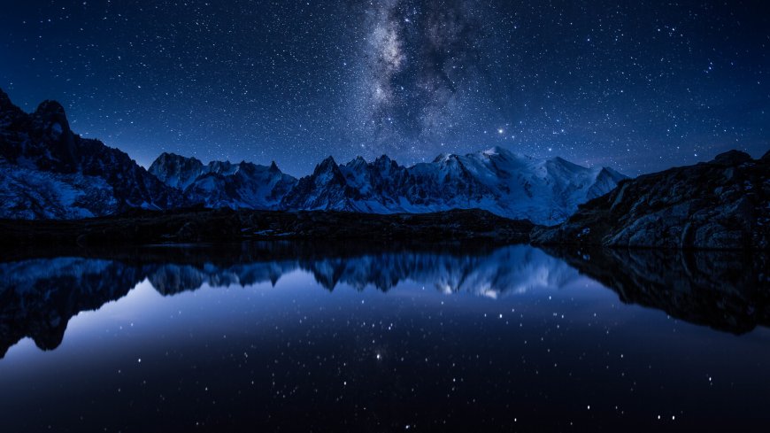 璀璨银河雪山湖泊倒影星空夜景电脑壁纸