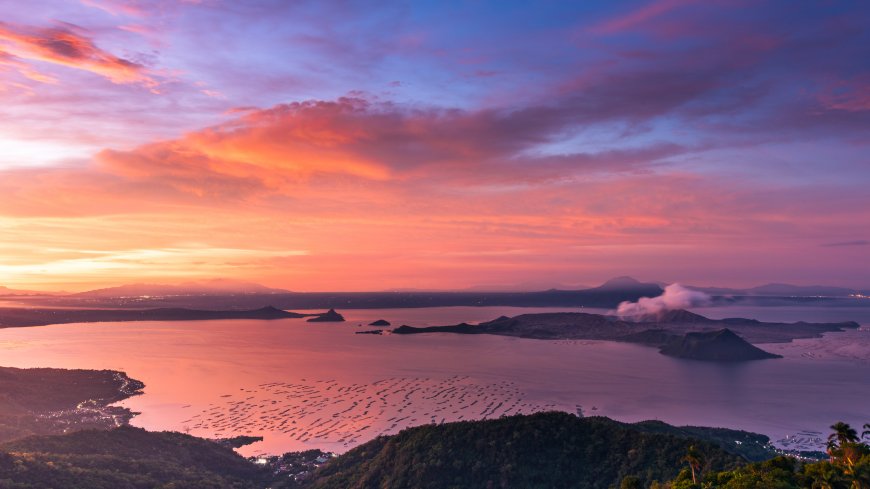 粉紫晚霞火山湖景绝美日落航拍风景电脑壁纸