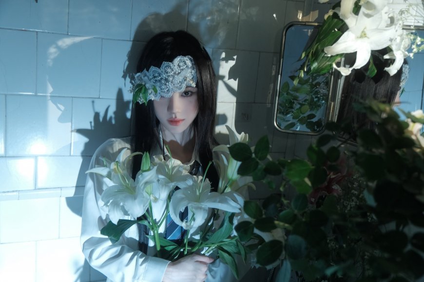 暗调浴室白花少女蕾丝眼罩神秘氛围艺术摄影风格电脑壁纸