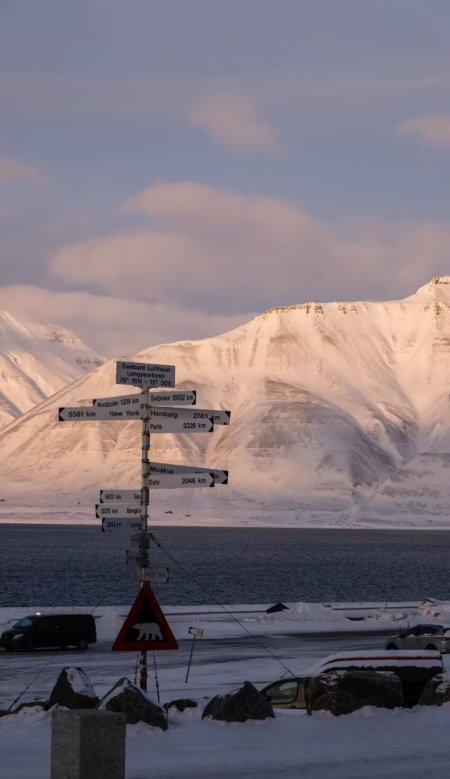北极雪景路标指示牌雪山湖畔风光手机壁纸