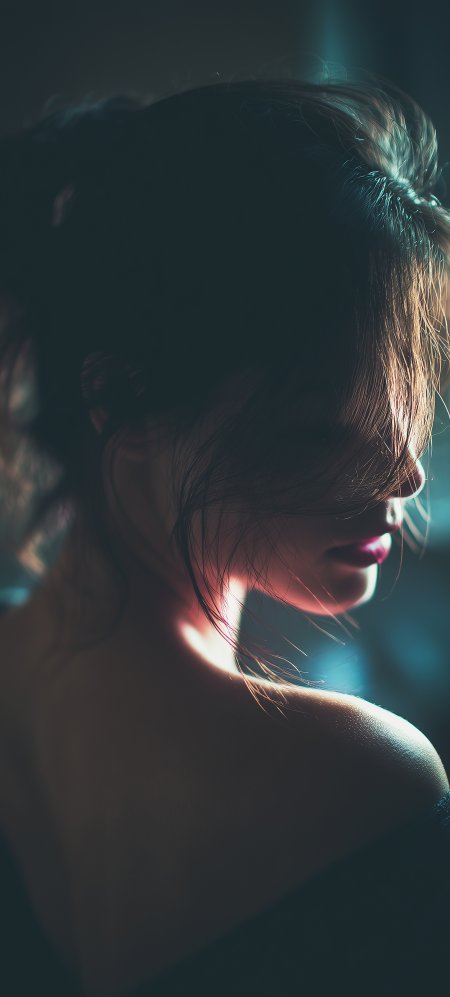暗调光影女性侧颜冷暖对比梦幻写实手机壁纸