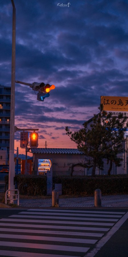 城市街景紫蓝渐变黄昏色调写实摄影亮橙色交通灯人行横道静谧手机壁纸